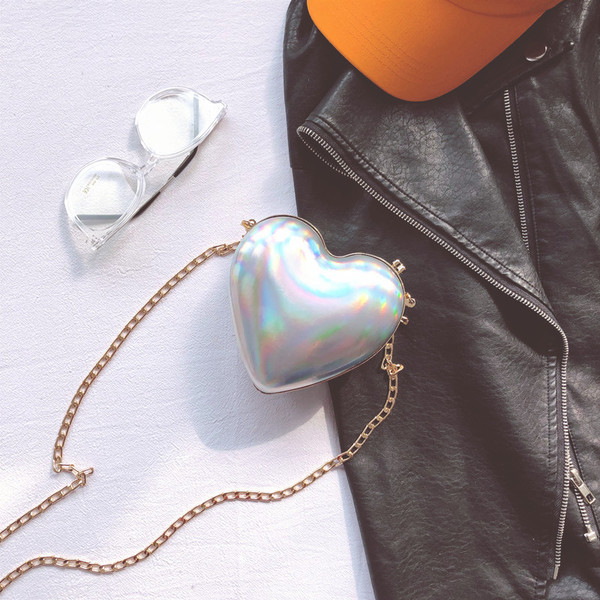 Geanta de dama moderna in forma de inima de culoare argintie