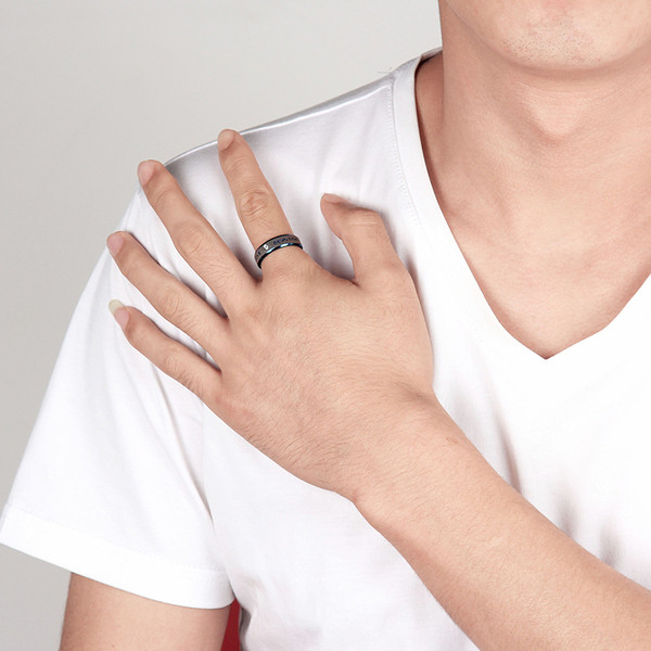 Μοντέρνο ανδρικό δαχτυλίδι με επιγραφή και πέτρα