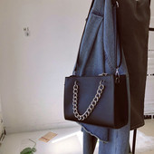 Női bőrtáska hosszú és rövid fülekkel, fekete színben