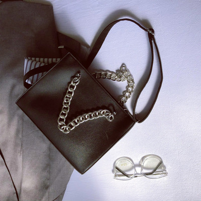 Női bőrtáska hosszú és rövid fülekkel, fekete színben