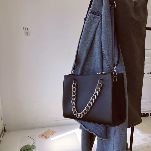 Női bőrtáska hosszú és rövid fülekkel, fekete színben