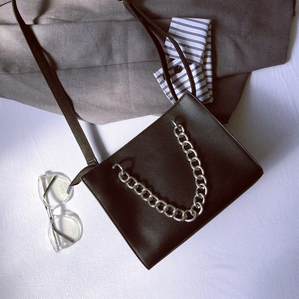 Női bőrtáska hosszú és rövid fülekkel, fekete színben