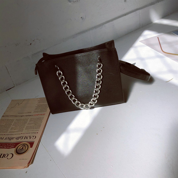 Női bőrtáska hosszú és rövid fülekkel, fekete színben