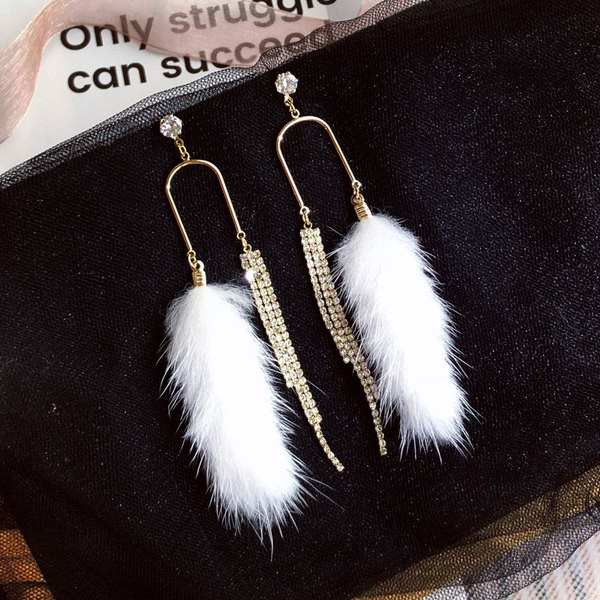 Κομψά μακρύ γυναικεία σκουλαρίκια  σε λευκό χρώμα