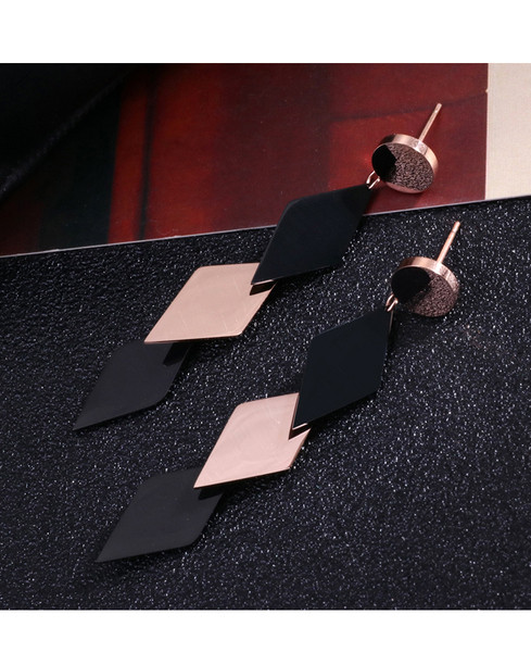 Elegáns női hosszú fülbevaló fekete színben