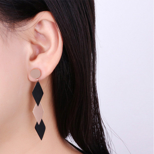 Elegáns női hosszú fülbevaló fekete színben