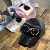 Új modellű női kalap flitterekkel, négy színben