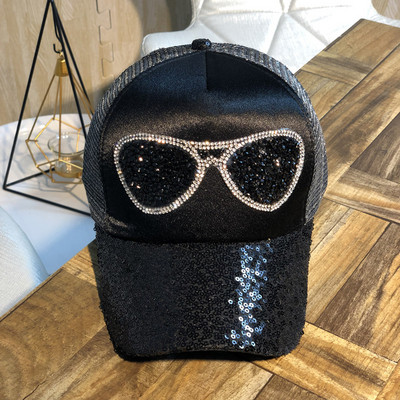 Új modellű női kalap flitterekkel, négy színben