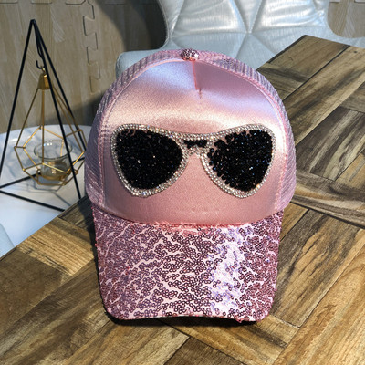 Új modellű női kalap flitterekkel, négy színben