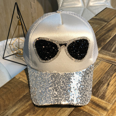 Új modellű női kalap flitterekkel, négy színben