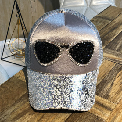 Új modellű női kalap flitterekkel, négy színben