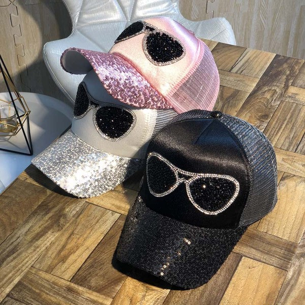 Új modellű női kalap flitterekkel, négy színben