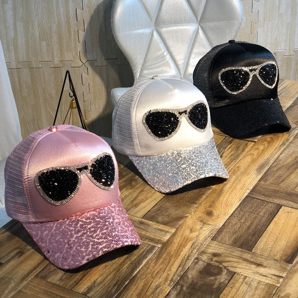 Új modellű női kalap flitterekkel, négy színben