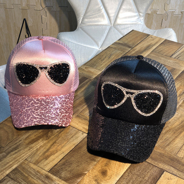 Új modellű női kalap flitterekkel, négy színben