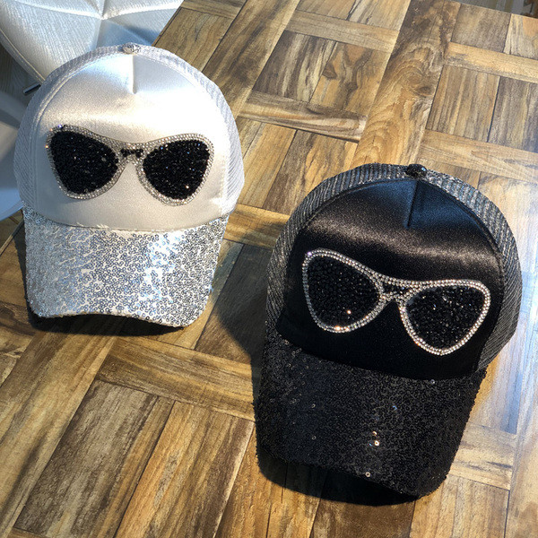 Új modellű női kalap flitterekkel, négy színben