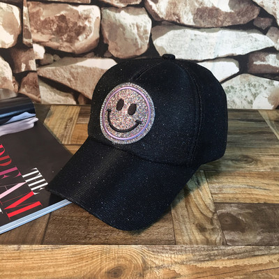 Μοντέρνο γυναικείο καπέλο με κομψό αποτέλεσμα και διακόσμηση σε διάφορα χρώματα