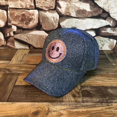 Μοντέρνο γυναικείο καπέλο με κομψό αποτέλεσμα και διακόσμηση σε διάφορα χρώματα