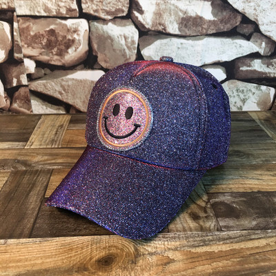 Μοντέρνο γυναικείο καπέλο με κομψό αποτέλεσμα και διακόσμηση σε διάφορα χρώματα