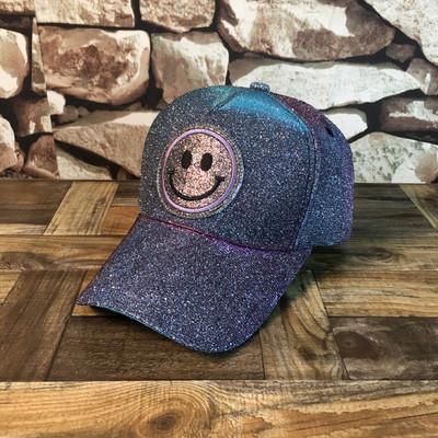 Μοντέρνο γυναικείο καπέλο με κομψό αποτέλεσμα και διακόσμηση σε διάφορα χρώματα