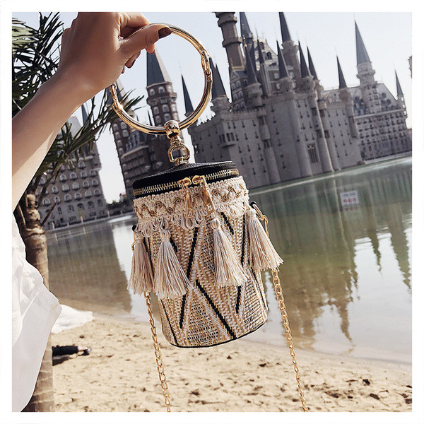 Modern női táska bojttal és fém fogantyúval, négy színben