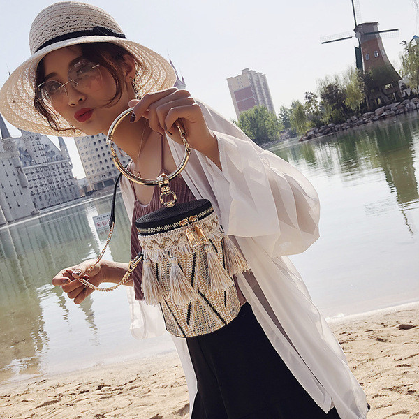 Modern női táska bojttal és fém fogantyúval, négy színben