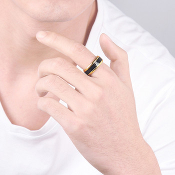 Μοντέρνο δαχτυλίδι ανδρικό σε χρυσό χρώμα με μαύρη γραμμή