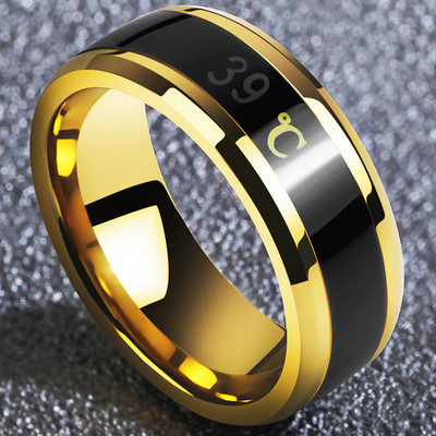 Мъжки модерен пръстен в златист цвят с черна лента