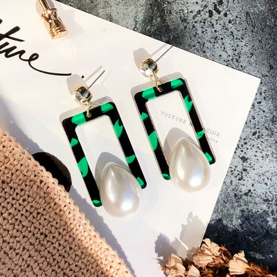 Modern női fülbevaló sárga és zöld gyöngyökkel