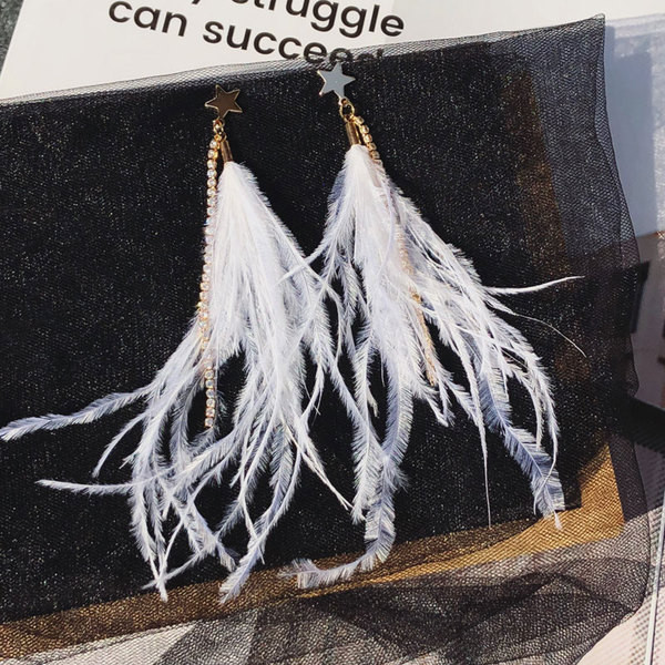 Κομψά μακρύ γυναικεία σκουλαρίκια σε λευκό χρώμα