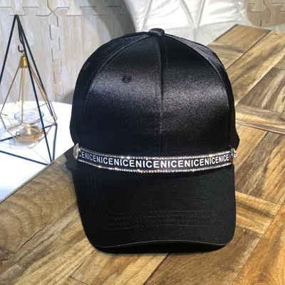 Női sapka napellenzővel és feliratokkal három színben