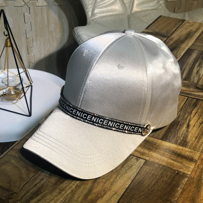 Női sapka napellenzővel és feliratokkal három színben