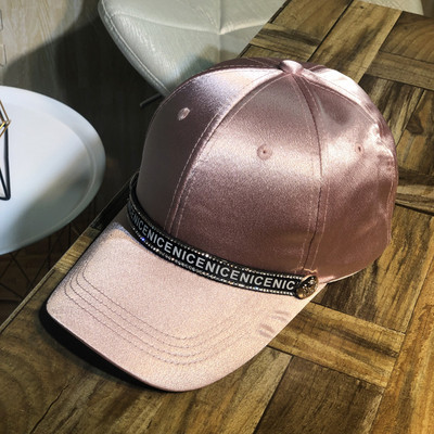 Női sapka napellenzővel és feliratokkal három színben