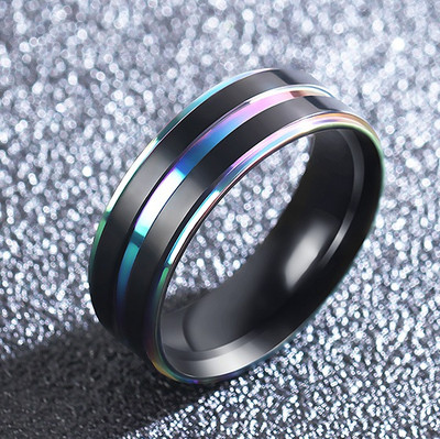 Μοντέρνο ανδρικό δαχτυλίδι  σε μαύρο χρώμα με χρωματιστές ταινίες