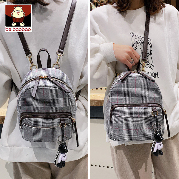 Kockás női hátizsák kiegészítővel