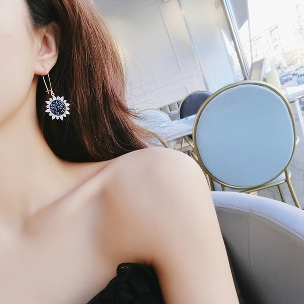 Elegáns női fülbevaló kék kövekkel