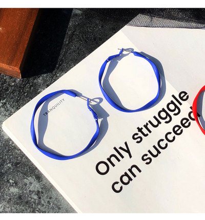 Μοντέρνα γυναικεία σκουλαρίκια σε τρία χρώματα και στρογγυλό σχήμα