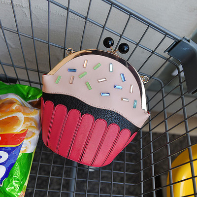 Νέο μοντέλο  γυναικεία τσάντα  με μεταλλική λαβή