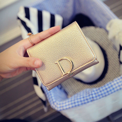 Stílusos női pénztárca fekete és arany fém elemmel