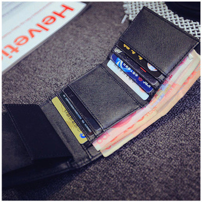 Stílusos női pénztárca fekete és arany fém elemmel