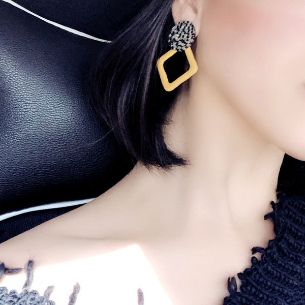 Új női fülbevaló modell sárga és kerek formában