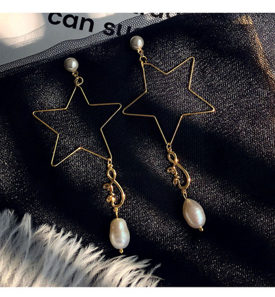Μοντέρνα γυναικεία  σκουλαρίκια σε σχήμα αστέρι και με πέρλες