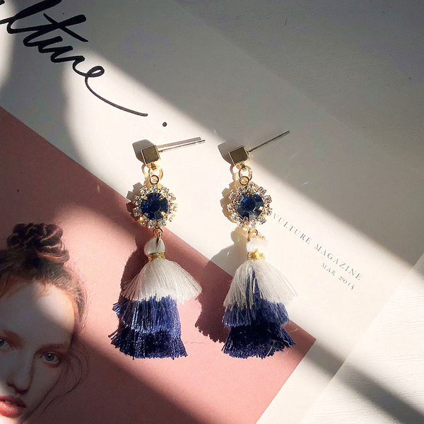 Stílusos női fülbevaló kék színben, bojttal