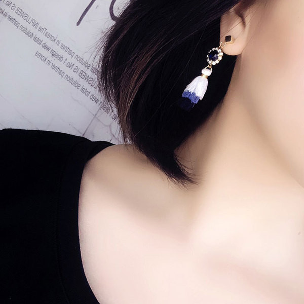 Stílusos női fülbevaló kék színben, bojttal