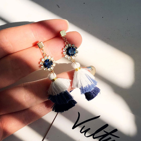 Stílusos női fülbevaló kék színben, bojttal