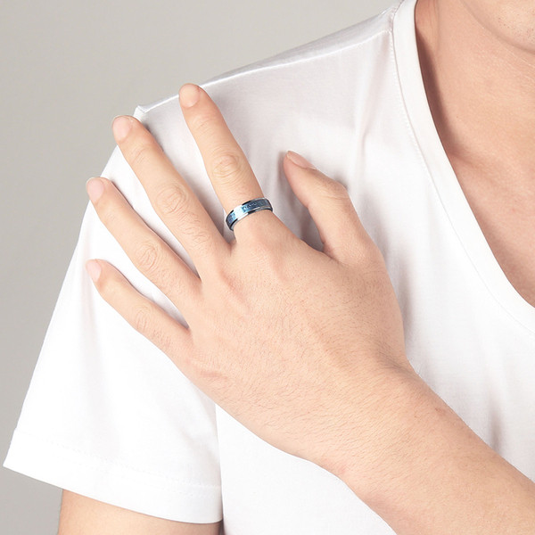 Μοντέρνο ανδρικό δαχτυλίδι σε ασήμι με μπλε γραμμή