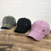 Női sapka napellenzővel, négy színben