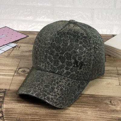 Női sapka napellenzővel, négy színben