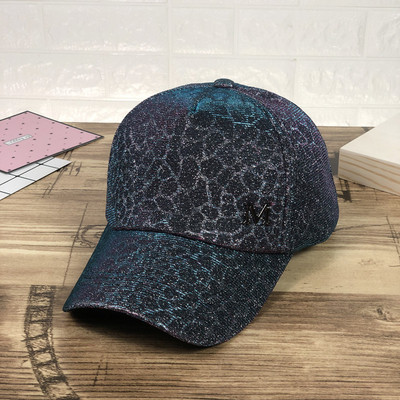 Női sapka napellenzővel, négy színben