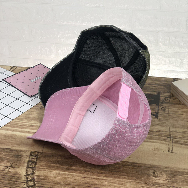 Női sapka napellenzővel, négy színben