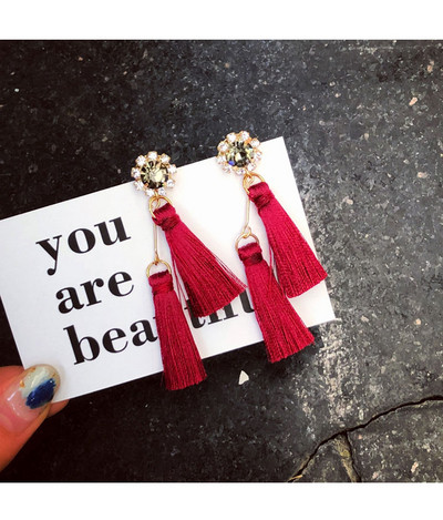 Μοντέρνα γυναικεία σκουλαρίκια με πέτρες και φούντα σε κόκκινο και πράσινο χρώμα